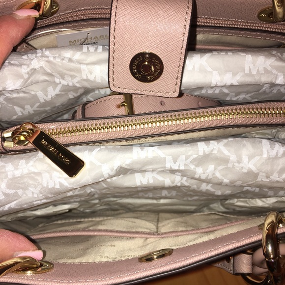 ⭐️HOST PICK⭐️ NWT 💯% Authentic Michael Kors medium Cynthia satchel - Picture 7 of 15
